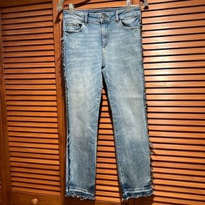 DL 1961 “MARA” mid rise instasculpt straight ankle. Fringe seams.Size 26